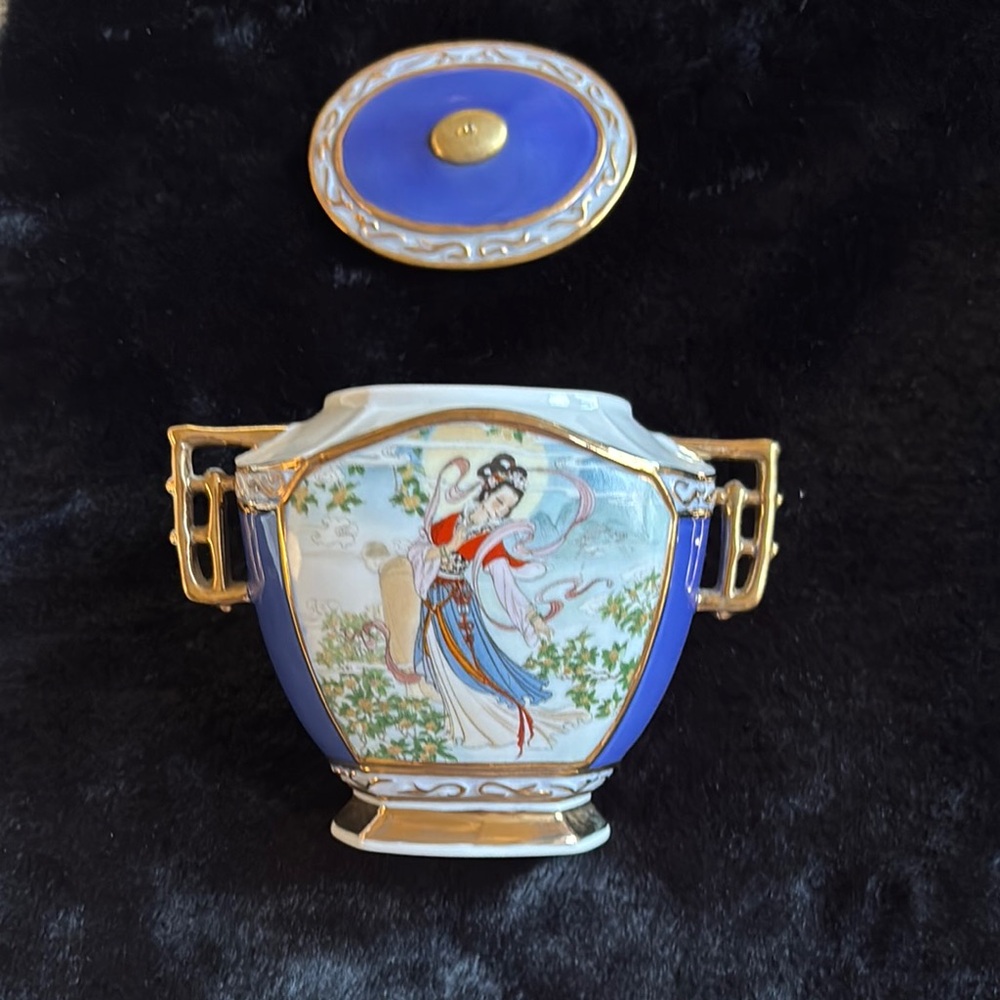 Music jar blue pand Gold Decorative with lid